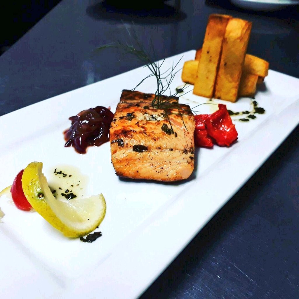 Chef_Tkay's tweet photo. Start your week with some positive vibe, focus, believing in yourself and some good food seasoned with love

Smoked chicken salad
Deconstructed chicken ballotine
Chicken roulade
Pan fried salmon

#chicken #salmon #salad #lunchideas #dinnerfoodideas https://t.co/Ttx9F6oBmm