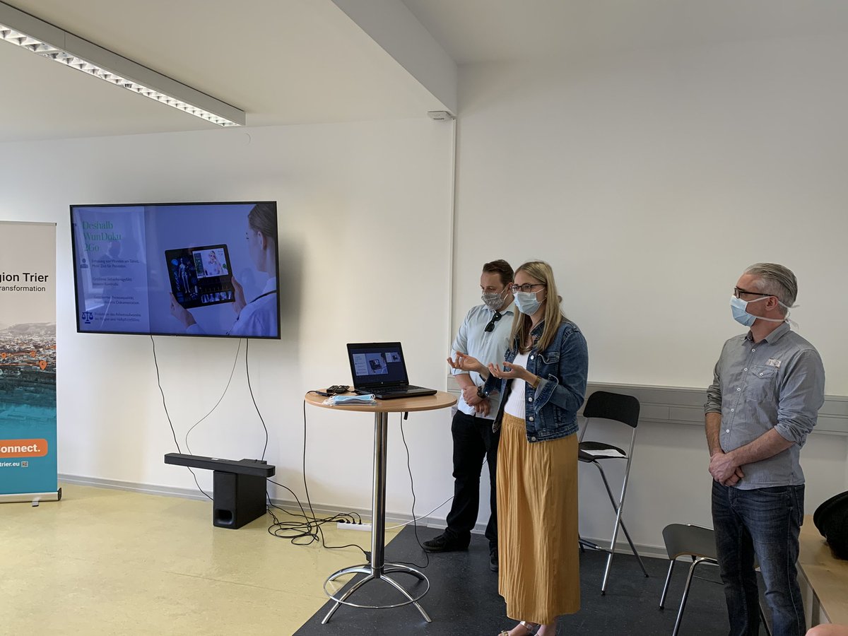 rlpNews's tweet photo. Wissenschaft, Wirtschaft und öffentliche Institutionen arbeiten hier gemeinsam an digitaler Innovation. Ministerpräsidentin Malu #Dreyer trifft Gewinner des Helthcare #Hacksthon: Apps für: Erste Hilfe, Wunddokumentation, leichte Sprache und Herzinsuffizienz #Sommerreise #RLPTour https://t.co/CIoO3CuDIR