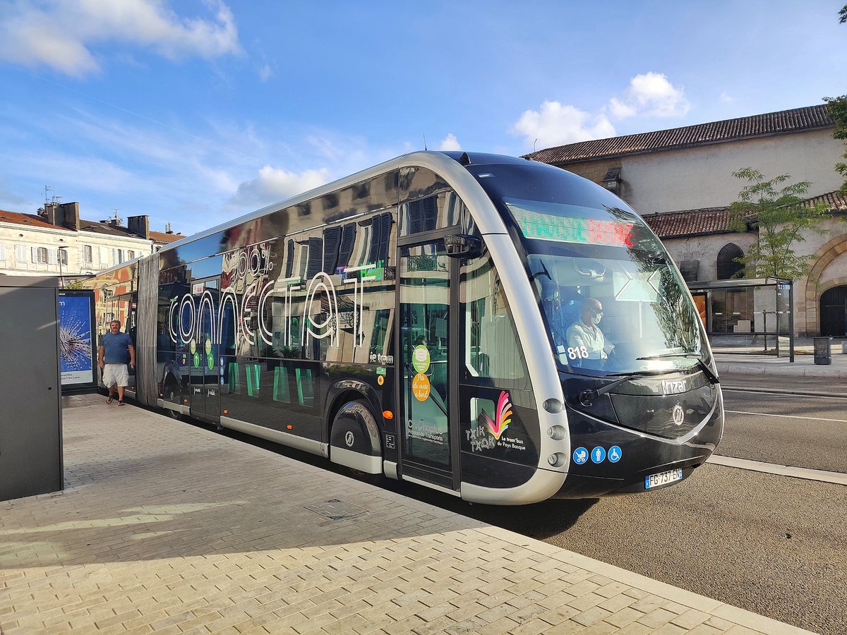 CyD_FLL's tweet photo. En la presentación del proyecto @FLLSpain #FLLDigitalEdition hablamos sobre el Irizar ie Tram, autobús eléctrico que se carga por pantógrafo. Hoy nos enteramos que se estrena la línea Baiona-Biarritz con estos buses. Muy buena investigación equipo!🤩👏 https://t.co/c9sZsqxxlZ
