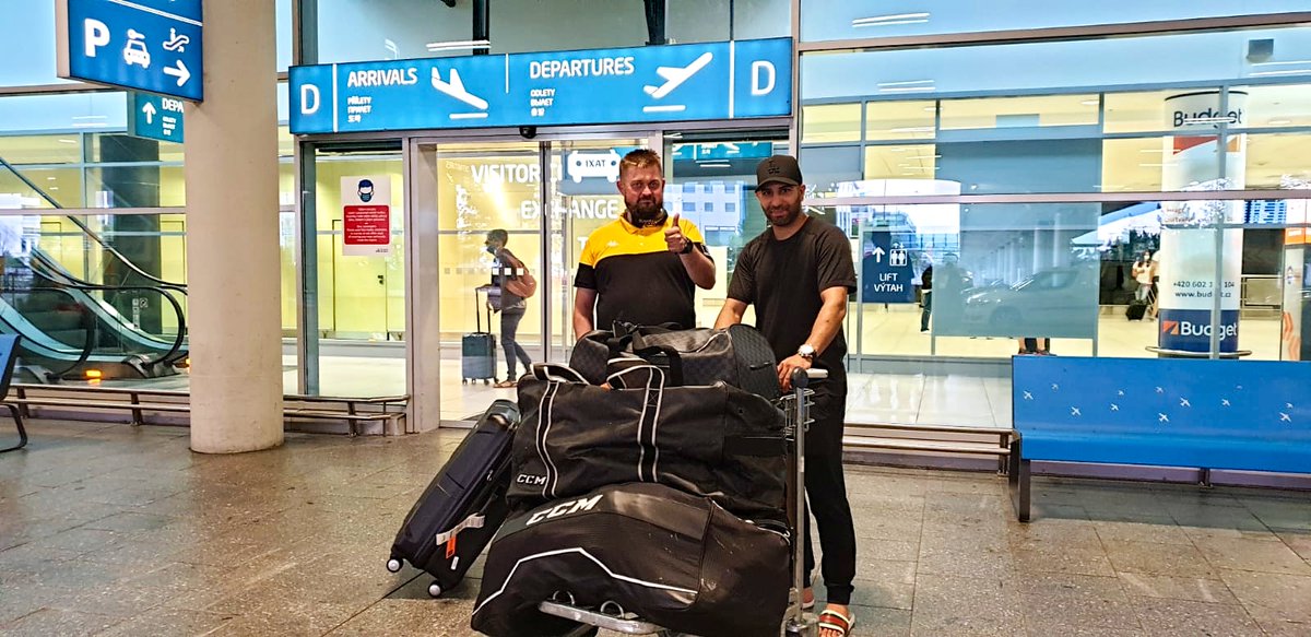 hcverva's tweet image. Do Litvínova už dorazil i kanadský útočník Samson Mahbod 🇨🇦 Na letiště ho přijel přivítat i jeden z hlavních hrdinů dokumentu "Cheza je jen jedna" Bláža 👏😁 Samson se začne připravovat individuálně, než tým podstoupí druhé testování.