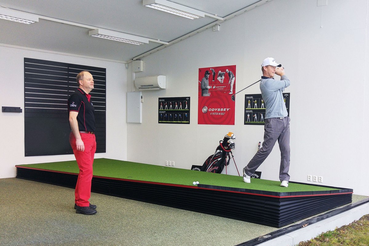 ZenGreenStage's tweet photo. Zen Golf founder, Nick Middleton, watching Dr Jon Karlsen PhD, Elite Golf Director at the Norwegian Golf Federation, take on a sloping approach shot on the #ZenGreenStage. #practiceasyouplay #RelishNotFear #PlayLearnPerform https://t.co/ZSAa0AH2gk