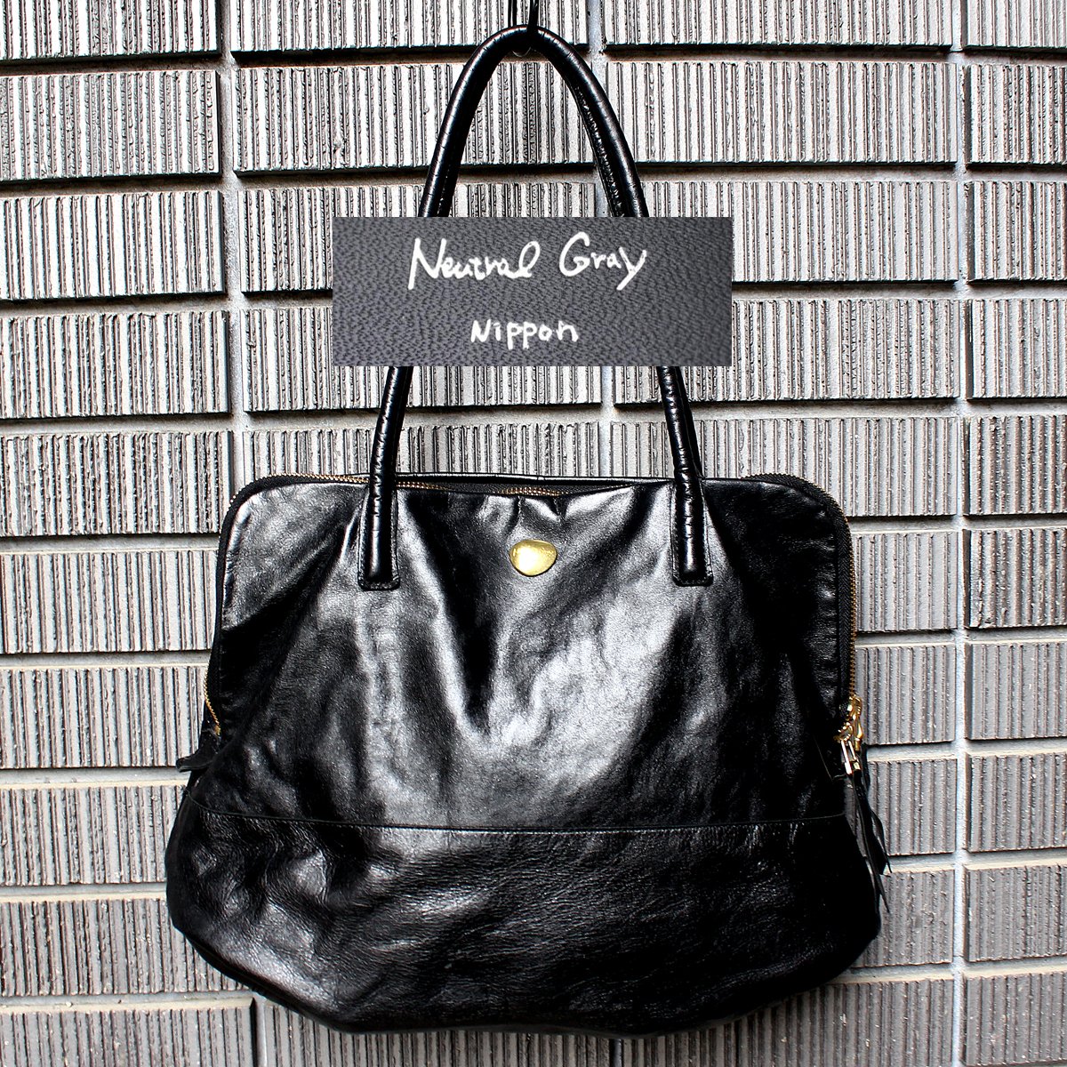 etcetera_sojiji's tweet photo. #東京 #蔵前 の #老舗メーカー「#高屋」の【#NeutralGray／#ニュートラルグレイ】。#A4サイズ／#一泊程の荷物 の #収納力 #実用性 #デザイン も◎な「#ブガッティ型」#馬革 #トートバッグ は、とにかく軽くて柔らか～。#ビジネス や #モード にもOK♪
https://t.co/cWLZ2NxR0I
https://t.co/clIRtLjLqq https://t.co/5tEPyjb82z