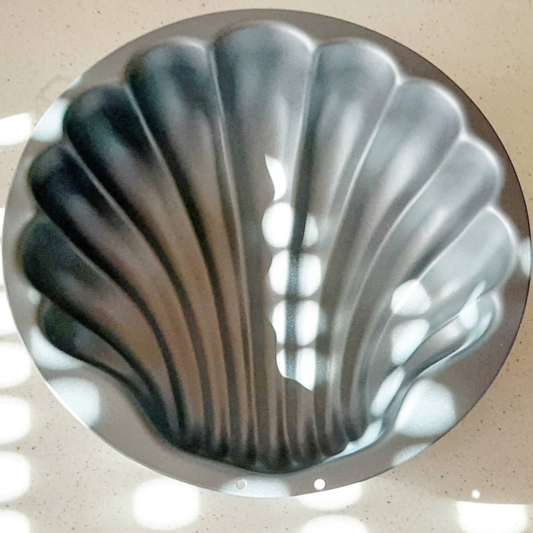 claudiatsabonet's tweet photo. Comecei o dia a receber esta forma da @ametalurgica, que ganhei num passatempo.
Têm sugestões para o bolo para estrear esta concha? 🙃👀
#asreceitasdalau #comidadaboa #bomapetite #instafood #foodie #food #foodphoto #foodblog #deliciousfood #bolo #formadebolo
#cake #cakemold https://t.co/5pJCLgTotx