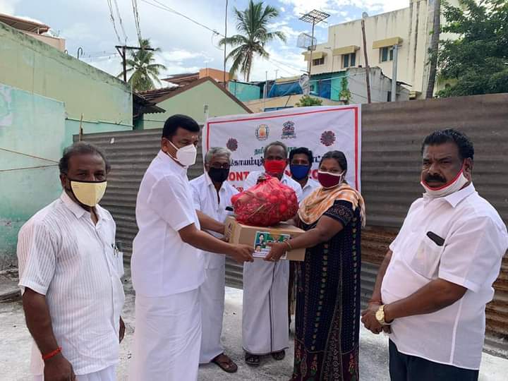 Kovaimanoj's tweet photo. கோவை வடக்கு சட்டமன்றத் தொகுதிக்குட்பட்ட வார்டு எண் 11 காளியம்மாள் வீதியில் கொரோனா தொற்றால் தடை செய்யப்பட்டுள்ள பகுதியில் ( #CONTAINMENT_ZONE ) உள்ள பொதுமக்களுக்கு கோவை வடக்கு சட்டமன்ற தொகுதி உறுப்பினர் #PRGஅருண்குமார்MLA அவர்கள் காய்கறி மற்றும் மளிகை பொருள்களை வழங்கினார். https://t.co/BqgR1J0zri