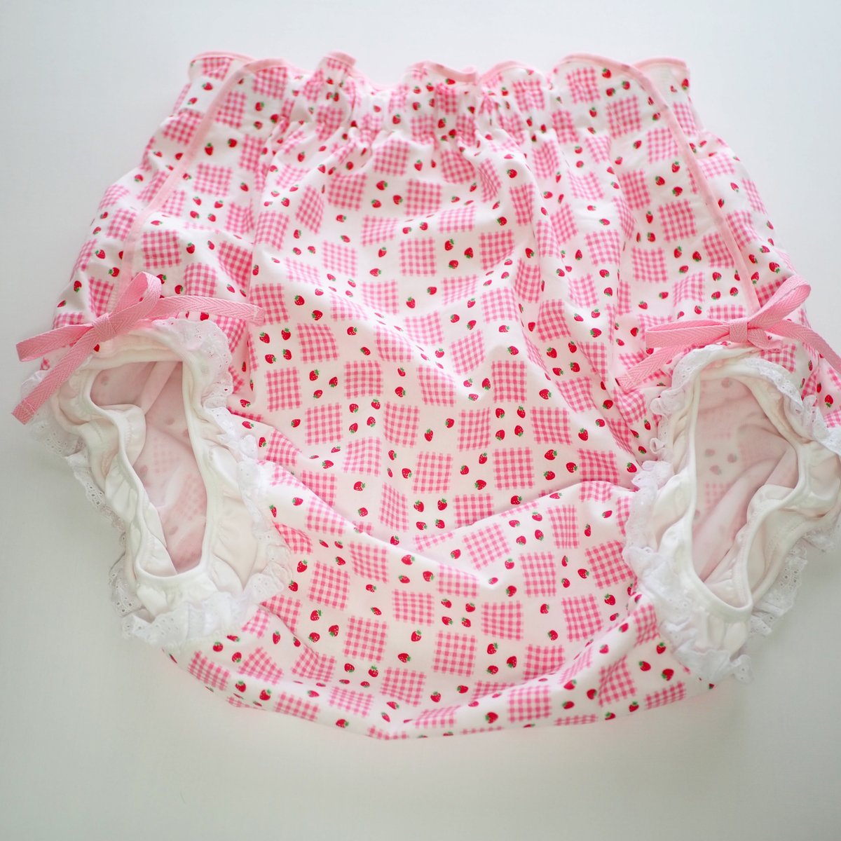 フィラインベイビーズ En Twitter こちらは新商品です ちょっと懐かしい感じの可愛いおむつカバーです 新品 大人用おむつカバー Ll ちっちゃなイチゴちゃん ピンク あし紐 レース フィラインベイビーズ Feline Babies T Co Wyc8rrzajb Abdl 大人の