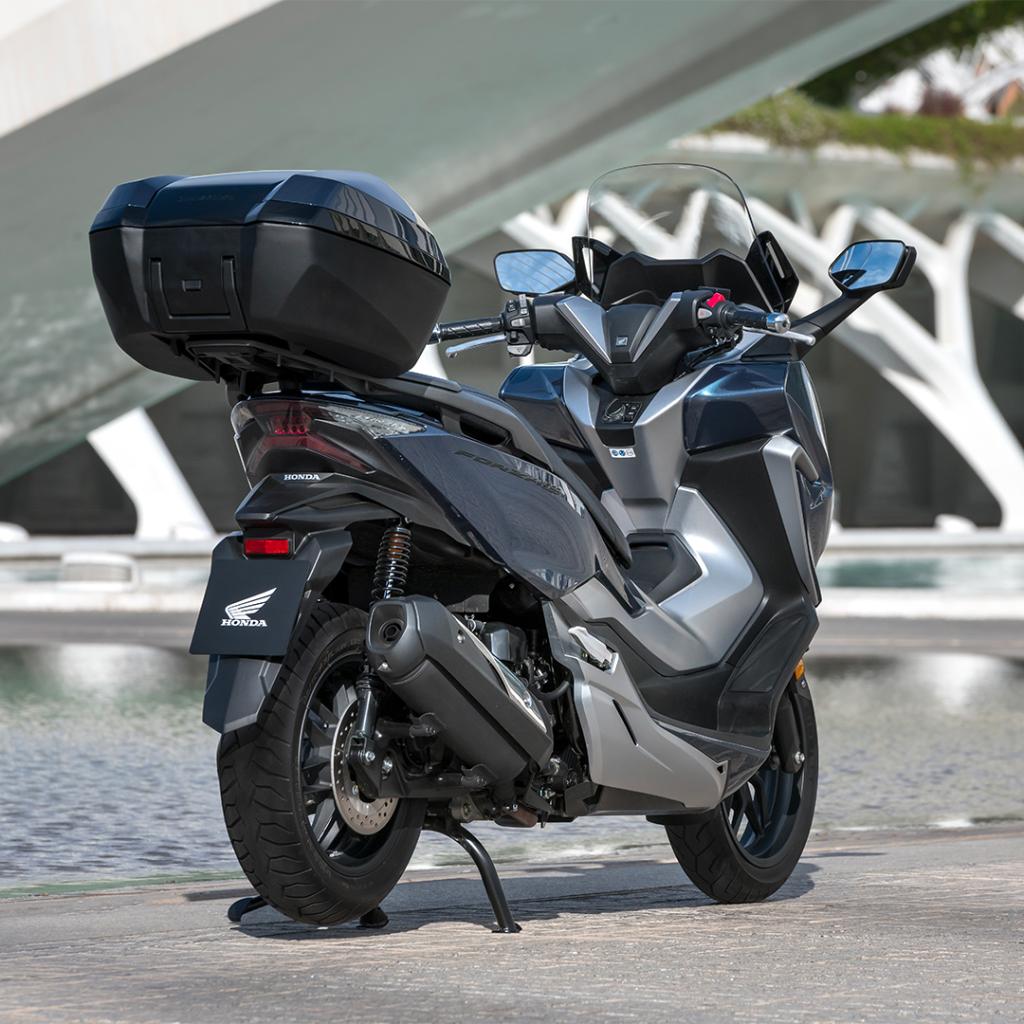 hondaitaliamoto's tweet photo. Con le città che si svuotano, via libera a Forza 300! Scopri la versione Deluxe su https://t.co/1HQr5AdMfx 

#HondaMoto #ForYourScooter #ripartiamo #usaledueruote #mettiamociinsella #Forza300 #ThePowerOfDreams https://t.co/klKNwnoQ7D