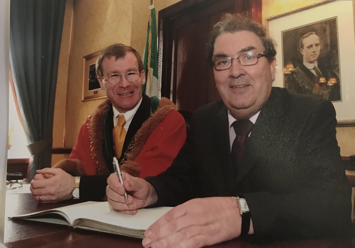 ColmBurkeTD's tweet photo. The death of John Hume will be a time of national mourning. He showed an unwavering commitment to non-violence and to democratic politics. “Spill your sweat and not your blood” was a phrase of his. As Lord Mayor of Cork I was honoured to present the Freedom of the City to him https://t.co/J1UdqCClui