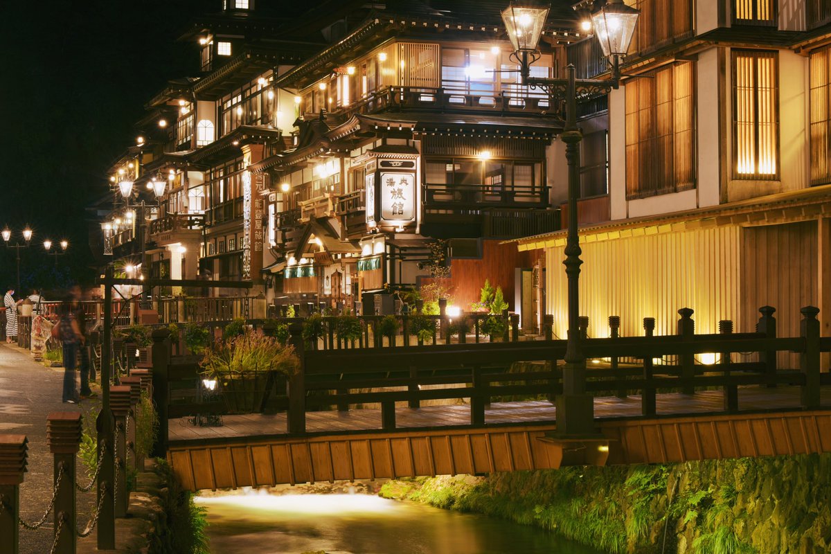 YUITO750's tweet photo. 山形の銀山温泉、完全にジブリの世界だ。 https://t.co/6Iu7KLfnKb