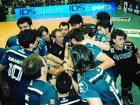 somosvoley_web's tweet photo. Hoy es DT de @LasPanterasARG
La primera experiencia de @hferraro como entrenador fue en @ClubSonDeR en la Liga allá por el 2007
#SVRetro https://t.co/AbHrdAIqOQ