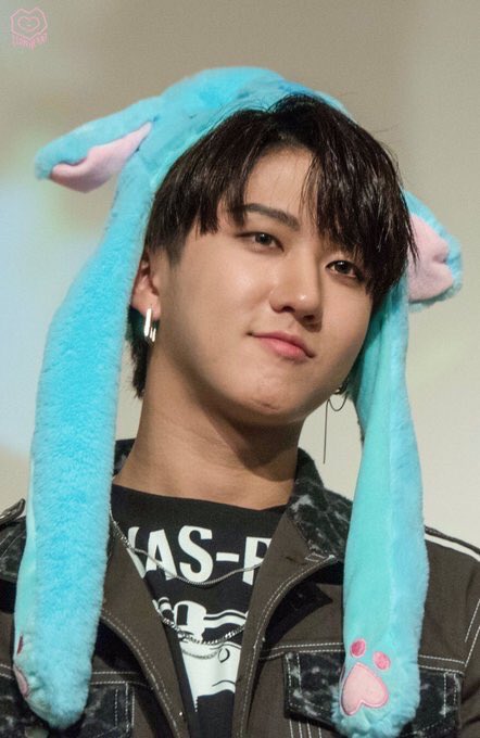 breadcru's tweet image. ok whos gonna take the W and make changbin's famous single silver earring