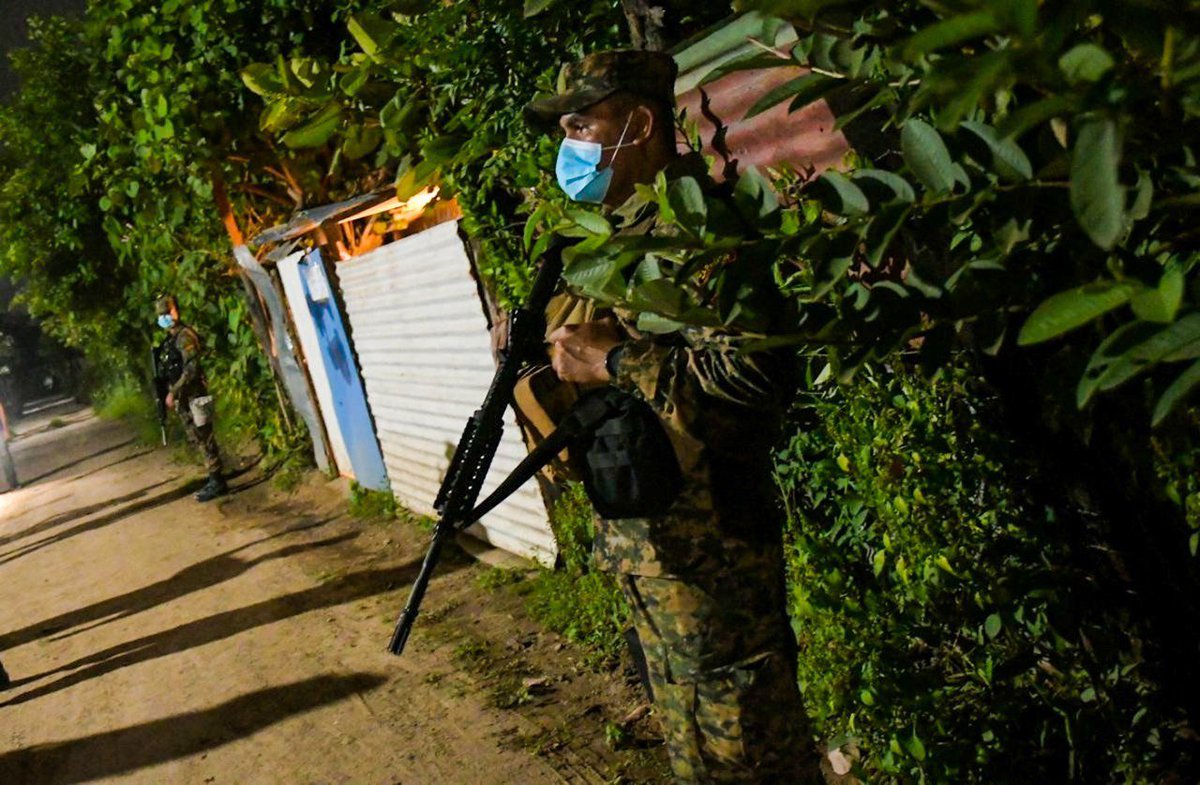 FUERZARMADASV's tweet image. Un aproximado de 150 elementos de la  @FUERZARMADASV se encuentran brindando seguridad en la zona del cantón Sitio del Niño, donde se registró un incendio en una exfábrica de baterías en el cantón Sitio del Niño, San Juan Opico.
#ControlDeIncendio