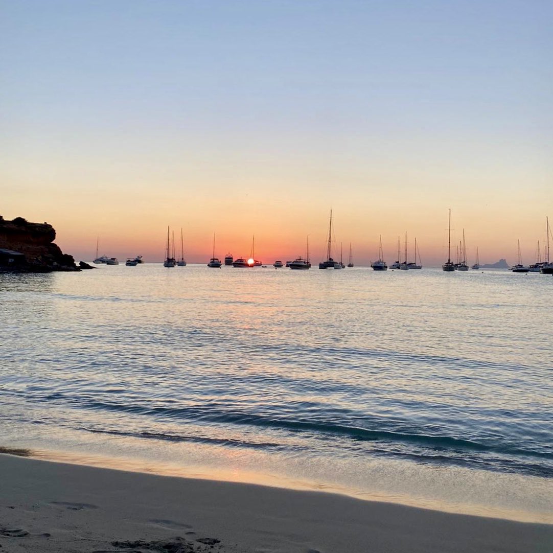 bonetjoana's tweet photo. "#Covid ha reforzado la lección  del #CarpeDiem. Con las #vacaciones agarradas igual que un solo de Coltrane, te dirás: "¡qué les den a todos durante un puñado de días!", e ingresarás sin fiebre en el paraíso prometido. "
Hoy en @LaVanguardia. Más > https://t.co/ebZNBaxbrL https://t.co/qq9G3zROdb