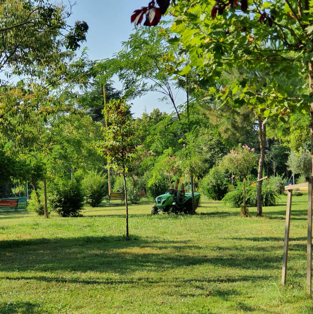 punetorettirane's tweet photo. Mrekullitë që të ofron natyra 🏕️e ndërthurur me dorën e njeriut✂️👷👷 bëhen gjithmonë një vend relaksi, dhe atraksion turistik🏘️. Tirana është e mbushur plot me peisazhe të tilla🏕️, ku mbizotëron gjelbërimi pa kufi🌿, dhe aroma pranverore🌸🍀💐. https://t.co/mhHtvpqN1i
