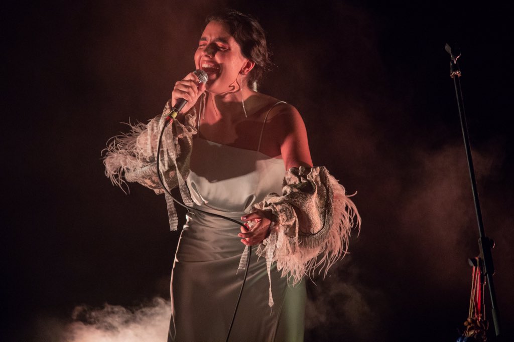 charlyr2d2's tweet photo. Ayer en la clausura del #AFF2020 se proyectaron los dos primeros actos de #SempreDijous sobre el proceso creativo de #JuliaColom y durante el concierto que ofreció la artista se grabaron imágenes para el acto que cerraría el documental. Aquí mis fotos del concierto. https://t.co/YXjCHjIPRb