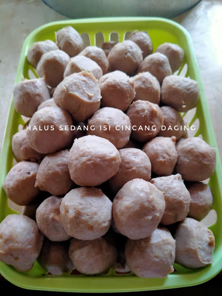 rade_efp's tweet photo. Gaes, masih bisa pesan #BasoTasik berbagai varian, mulai 45 baso halus kecil sampai 5 #basourat besar atau #basoiga. Semua berbahan daging sapi pilihan dan kuah iga. Harga 80k per paket (incl: kuah+saos spesial+sambal). Pilihan lain cek quoted tweet. Pemesanan WA 08128714047π https://t.co/SD646kVh7d