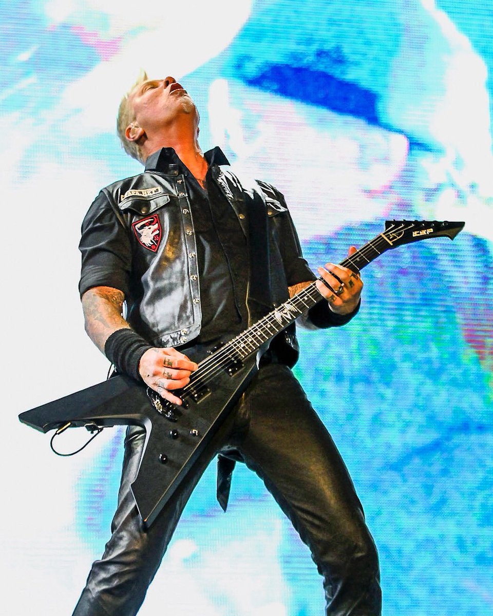 Fundó Metallica con su amigo Lars en 1981. Hoy, James Alan Hetfield, líder del cuarteto de metal, celebra sus 57 años. Larga vida #PapaHet 🤘🏼☠️👊🏼! Los esperamos en Chile el 2021.

Fotos: <a href="/Metallica/">Metallica</a> en Chile, #Lolla 2019. 📷fotorock.cl