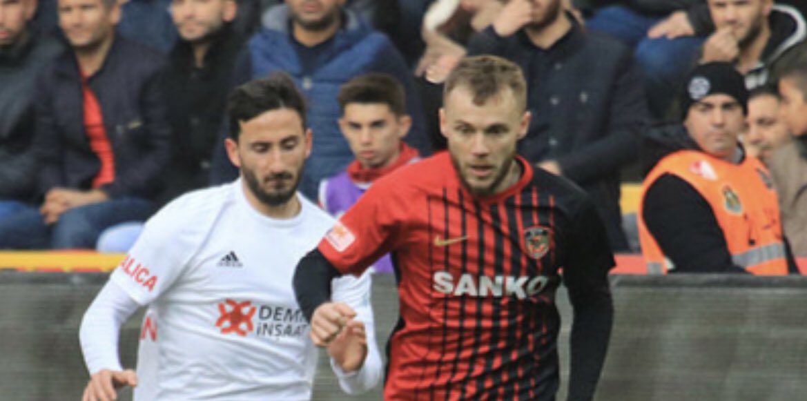 TopunSahibi's tweet photo. ÖZEL // Gaziantep FK, Mainz'den kiralanan ve 15 maçta 7 gol, 2 asist yapan Rumen 10 numara Alexandru Maxim'in bonservisini almak için kulübüyle 1,5 milyon euroya anlaşmaya vardı. #Gaziantep #transfer https://t.co/2xfSUzl5Vh