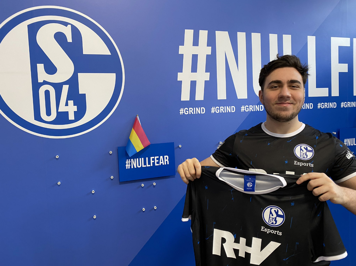 GiliusLoL's tweet photo. To celebrate our back-to-back 4-0 Weekends, I'm giving away one of our brand new Schalke jerseys.

- Follow @S04Esports and me

- Retweet this tweet and reply with #S04MiracleRun 

Winner will be drawn on Thursday 6pm CEST. Good luck! https://t.co/pawd2l47c5