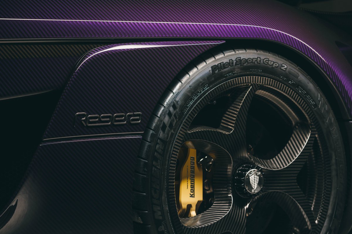 koenigsegg's tweet photo. Koenigsegg designs its carbon fiber weave like how an artist paints in strokes. Every visible carbon fiber thread sits neatly atop deliberately engineered layers and every panel is aligned to create a sculptural flow to accentuate the curves of the Regera. https://t.co/uLWoLRLsht