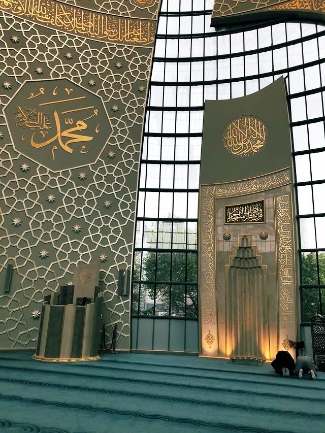 Tidaklah seorang hamba meyakini surga dan neraka dengan sebenar-benarnya, melainkan pasti dia akan patuh dan takut, tunduk dan istiqomah, mencukupkan diri dengan ketaatan hingga kematian menjemput

~Hasan Al Basri 

Wilujeng Maghrib 🌹