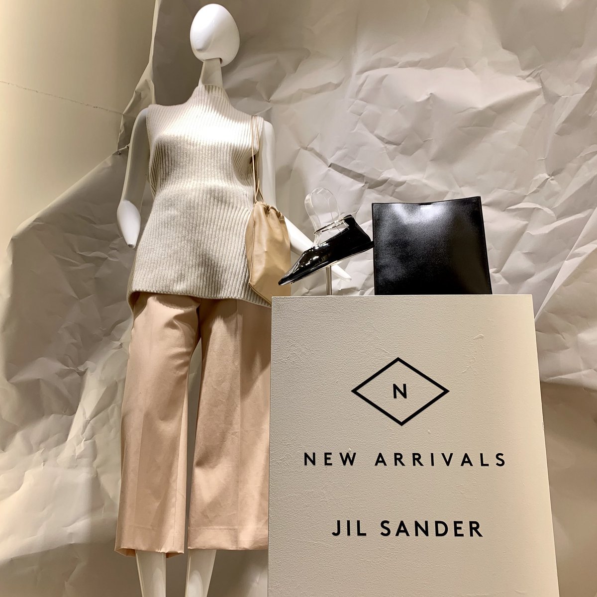 バーニーズ ニューヨーク 神戸店より ドイツ発のファッションブランド ジル サンダー 年秋冬プレコレクションが登場しました 仕立てのよい上質なパンツは ジャケットやニットに合わせたミニマルなコーディネートがおすすめです Barneysnewyork