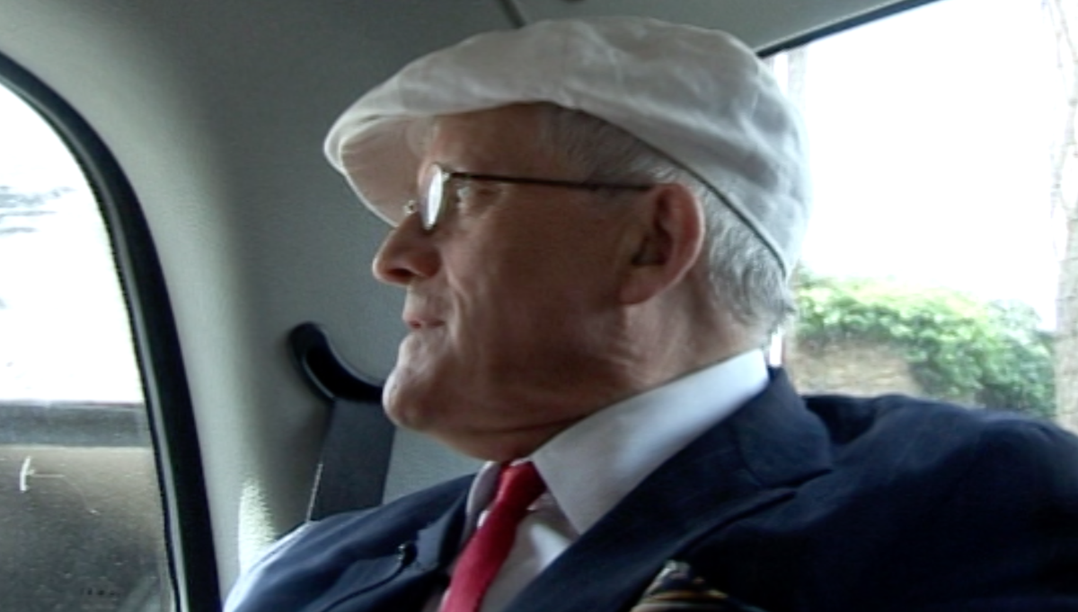 HockneyUnlocked's tweet photo. David Hockney is always effortlessly well-dressed. The cap protects his eyes which are sensitive to too much light. In terms of the reference to the pub in this clip, David had given up drinking alcohol in the 90s. https://t.co/bIZMeZQxVc https://t.co/8OOA52riLy