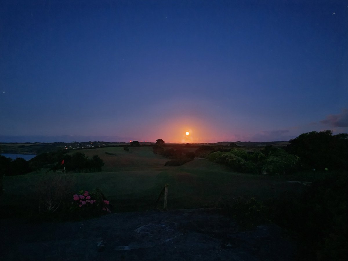 TregearBen's tweet photo. Moon setting and the sun rising over @FalmouthTownUK this morning. https://t.co/auCwFU5Sqb