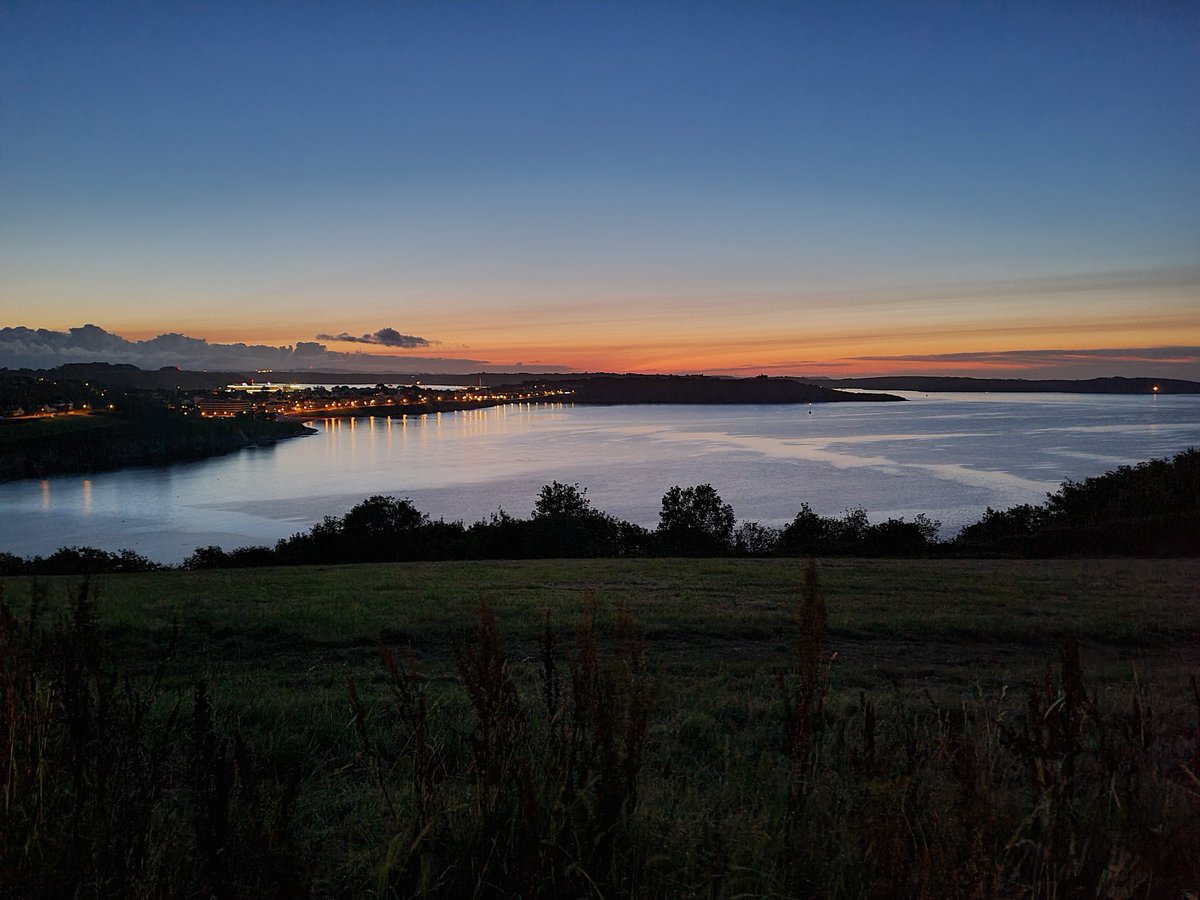 TregearBen's tweet photo. Moon setting and the sun rising over @FalmouthTownUK this morning. https://t.co/auCwFU5Sqb