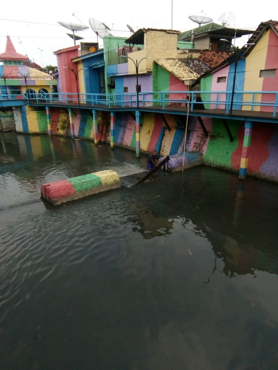 Korsda_Bwi's tweet photo. Kegiatan hari ini pemasangan scot balok dan membersihkan sampah" yang masih berserakan di sungai. Karena minimnya kesadaran masyarakat yang masih membuamg sampah di sungai. Cc @PengairanBwi @p50_guntur https://t.co/E3jHYQgQTI