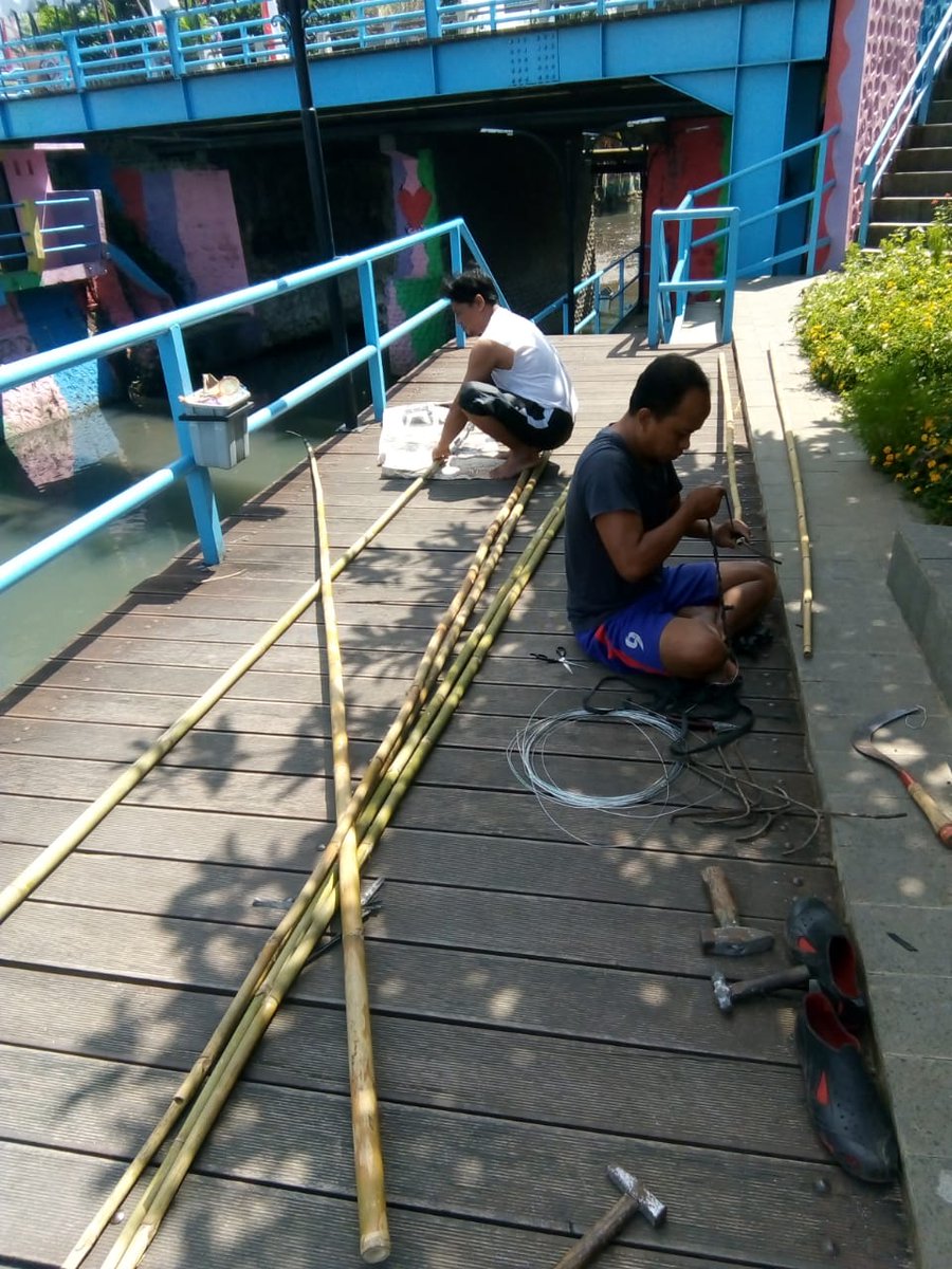 Korsda_Bwi's tweet photo. Kegiatan hari ini pemasangan scot balok dan membersihkan sampah" yang masih berserakan di sungai. Karena minimnya kesadaran masyarakat yang masih membuamg sampah di sungai. Cc @PengairanBwi @p50_guntur https://t.co/E3jHYQgQTI