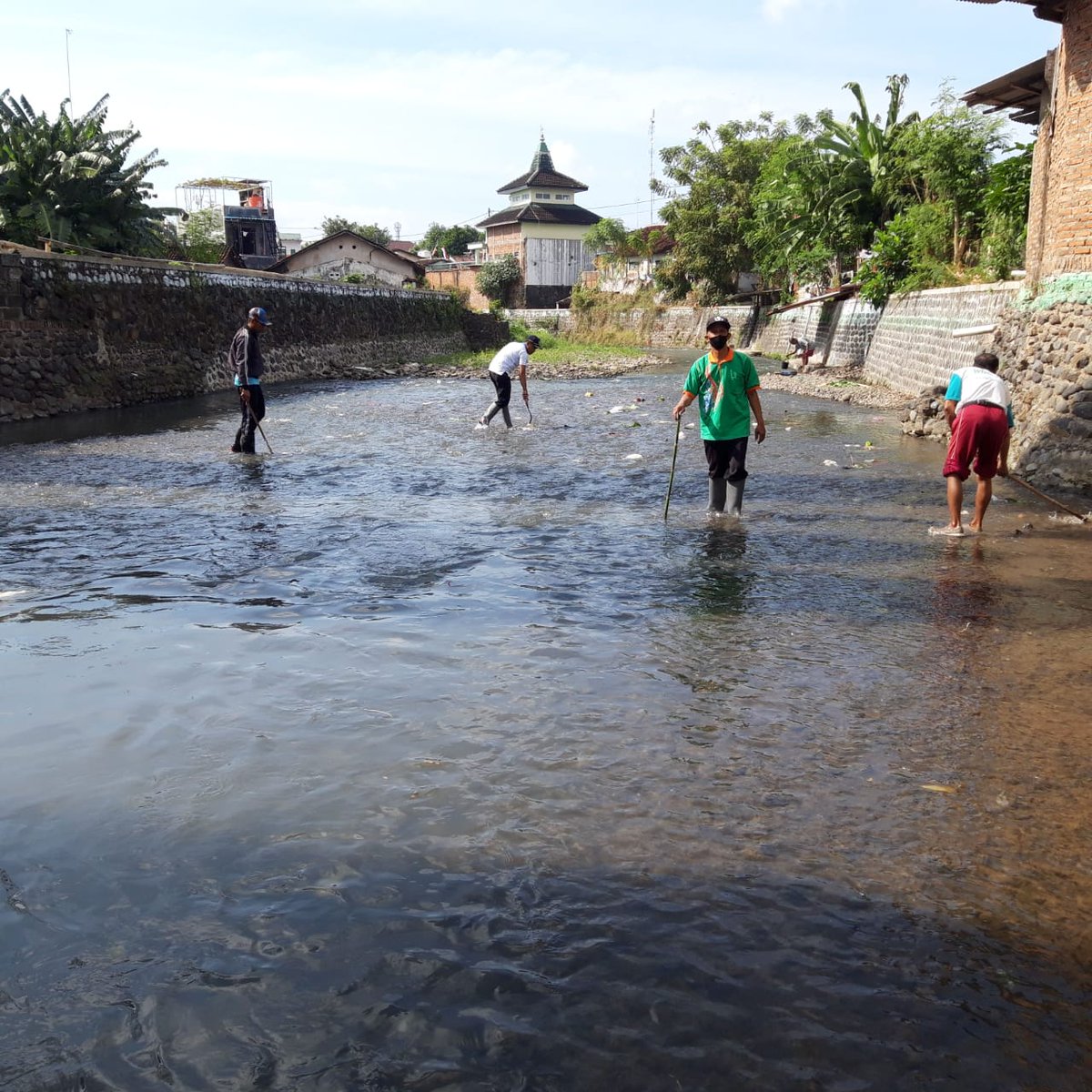 Korsda_Bwi's tweet photo. Kegiatan hari ini pemasangan scot balok dan membersihkan sampah" yang masih berserakan di sungai. Karena minimnya kesadaran masyarakat yang masih membuamg sampah di sungai. Cc @PengairanBwi @p50_guntur https://t.co/E3jHYQgQTI