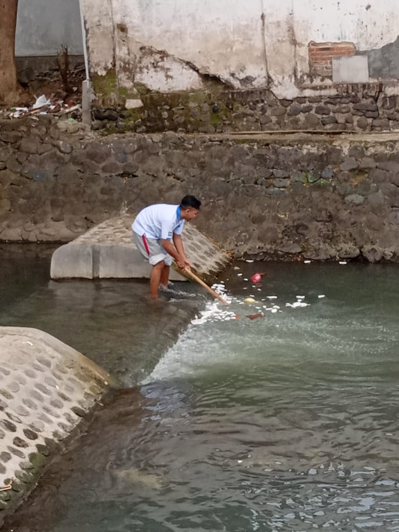 Korsda_Bwi's tweet photo. Kegiatan hari ini pemasangan scot balok dan membersihkan sampah" yang masih berserakan di sungai. Karena minimnya kesadaran masyarakat yang masih membuamg sampah di sungai. Cc @PengairanBwi @p50_guntur https://t.co/E3jHYQgQTI