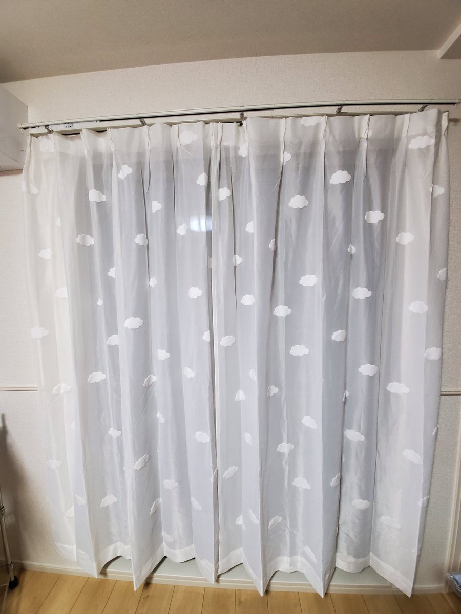 ずっさん これはとてもどうでもいい情報なんですが ニトリで選んできたレースカーテンと遮光カーテン 偶然にも雲の柄なんですよ わた雲 わたちゃんみを感じた 少し丈が足りなかったかな こんなもん