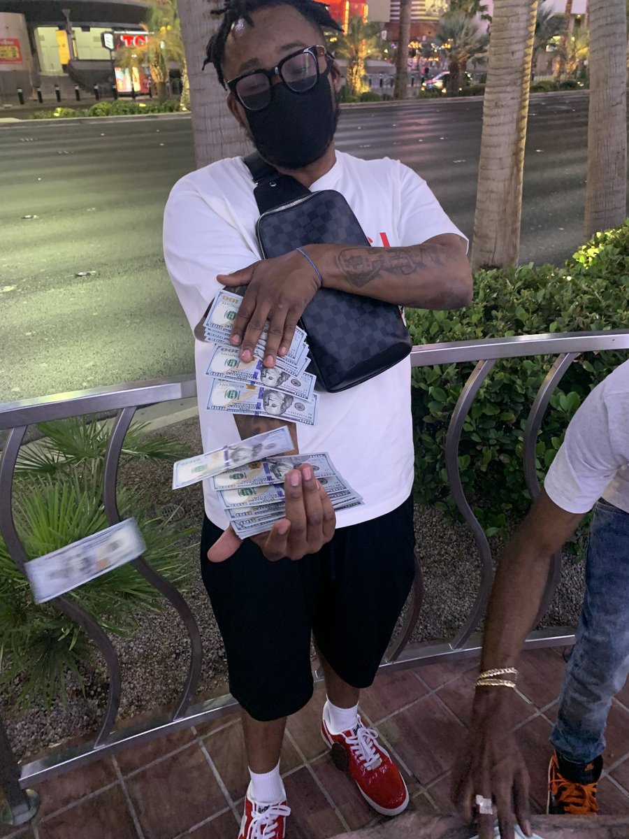 BillionaireB305's tweet photo. Lucky he ain’t flex da 20k he just won on they dumb ass. Dis just sum slight. On Probation. #BeforeRap #Nocap #VegasNights #Hotboyhotboyhotboy https://t.co/trmvGx8I8N