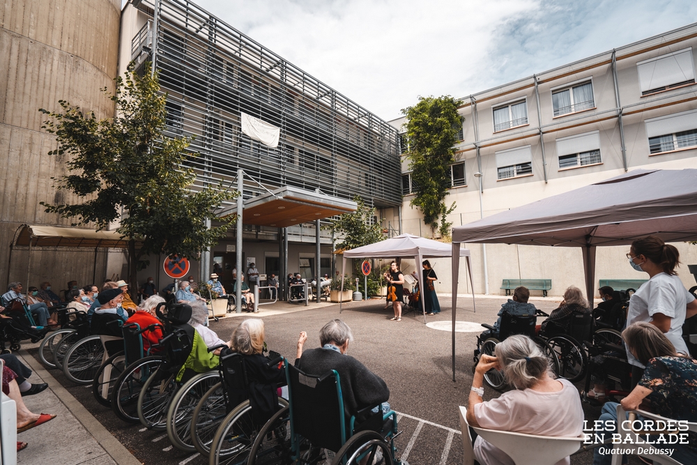 CordesEnBallade's tweet photo. 📸 Découvrez les images du #QuatuorMalinconia à #VilleneuveDeBerg : après des interventions à l’hôpital et dans les Ehpad de la commune, les musiciennes se sont produites sur le parvis de l'église, qui abrite habituellement les concerts du Festival @CordesEnBallade ♪♫♪ https://t.co/tG8EpjogeV