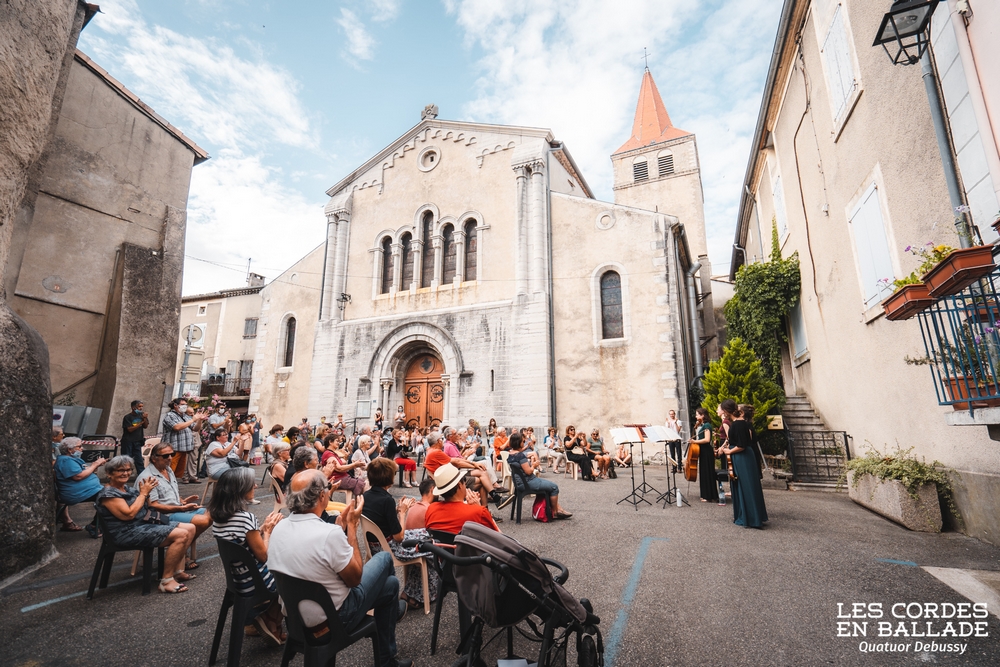 📸 Découvrez les images du #QuatuorMalinconia à #VilleneuveDeBerg : après des interventions à l’hôpital et dans les Ehpad de la commune, les musiciennes se sont produites sur le parvis de l'église, qui abrite habituellement les concerts du Festival <a href="/CordesEnBallade/">Les Cordes en ballade</a> ♪♫♪