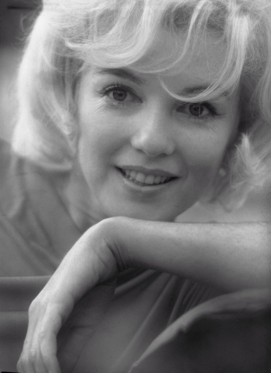themarilynpage's tweet photo. February 1962: #MarilynMonroe by #WillyRizzo for Paris Match Magazine. That heartbreaking day is tomorrow. We miss you, Marilyn. https://t.co/fEl5RANXID