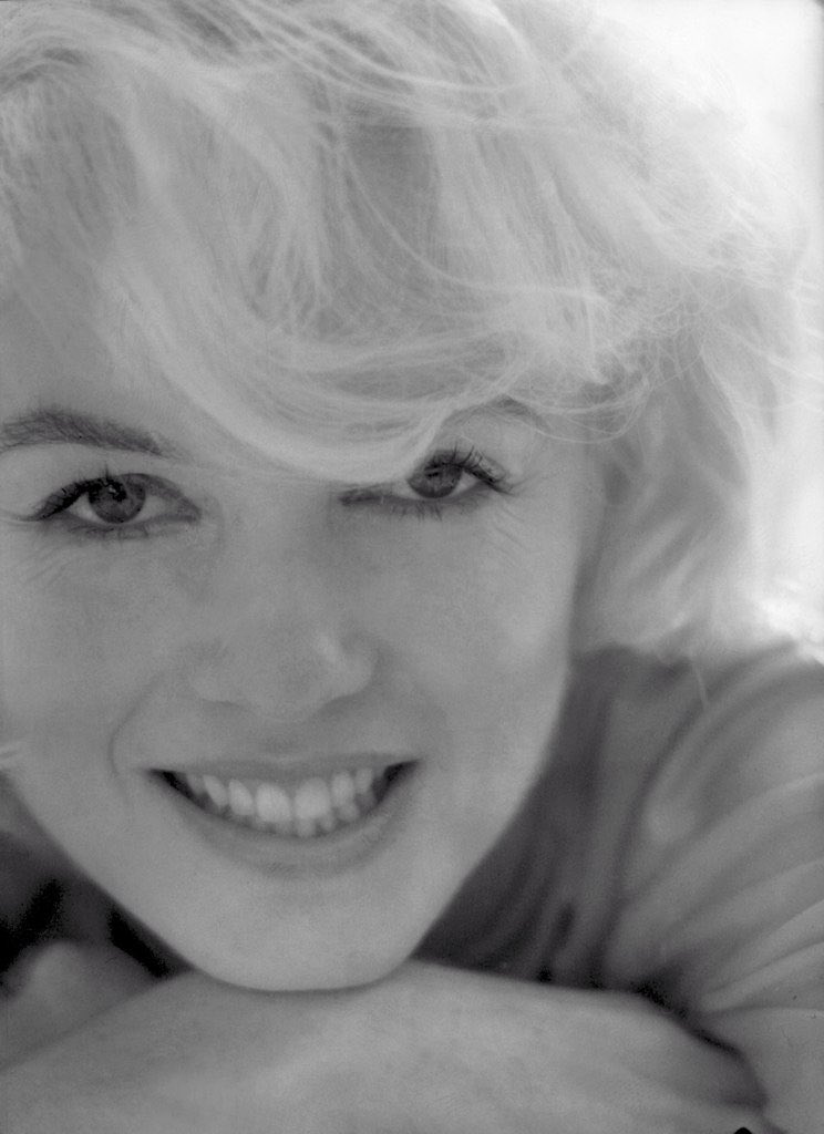 February 1962: #MarilynMonroe by #WillyRizzo for Paris Match Magazine. That heartbreaking day is tomorrow. We miss you, Marilyn.