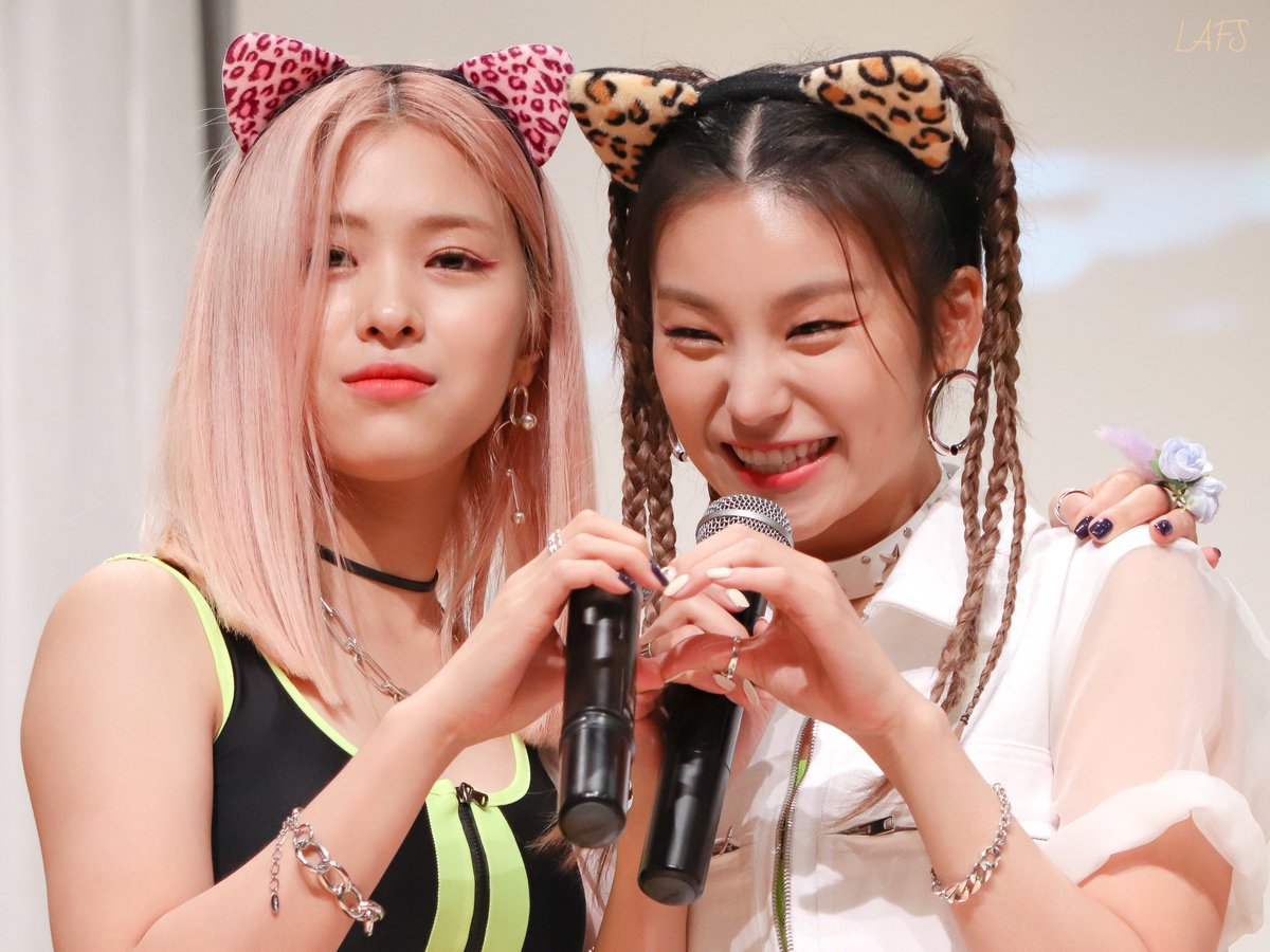 Loveatfs01417's tweet image. 💛🐱 #ITZY #류진 #예지 #땡덩 🦊🧡