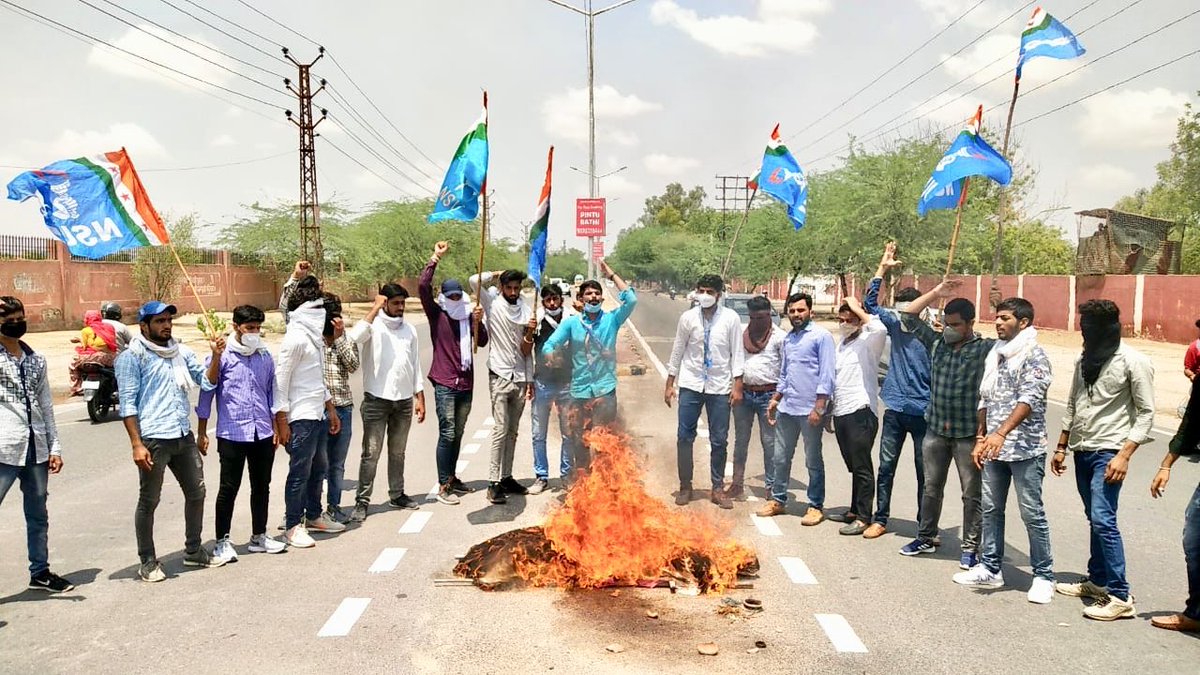 सभी छात्र-छात्राओं को प्रमोट करने की माँग को लेकर जारी लड़ाई माँग पूरी नहीं होने तक जारी रहेगी,लेकिन सरकार की उदासीनता के चलते अब इस लड़ाई को दोगुने जोश के साथ लड़ेंगे और जीतेंगे✊✊
#NoExamsInCovid 
<a href="/PMOIndia/">PMO India</a> <a href="/HRDMinistry/">The Students Circle ➐</a>  <a href="/DeependerSHooda/">Deepender Singh Hooda</a> <a href="/nsui/">NSUI</a> <a href="/guptar/">Ruchi Gupta</a> <a href="/Neerajkundan/">Neeraj Kundan</a>