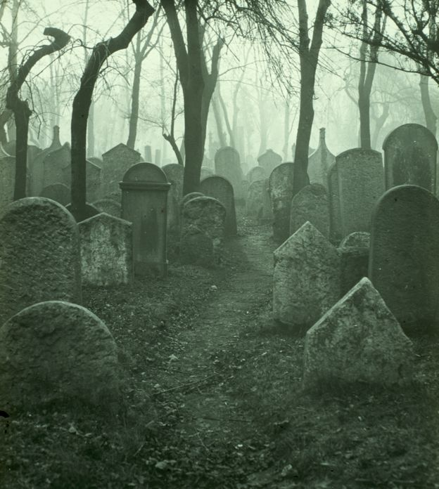 5/ The original old Jewish cemetery in Prague, a lovely place, 1904 image: