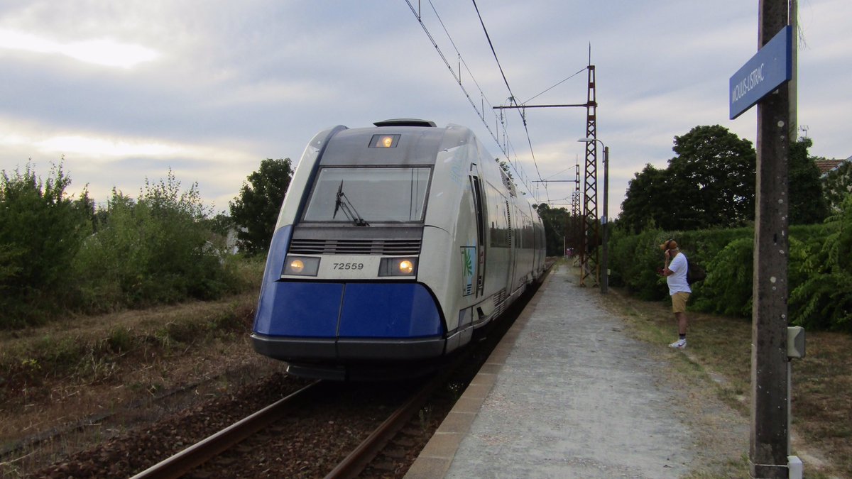flo_trainss's tweet image. #PhotoTERNouvelleAQ @TERNouvelleAQ 
En gare de Moulis-Listrac sur la #LigneduMedoc un X72500 effectue le TER 866144 Pointe de Grave -&amp;gt; Bordeaux normalement effectué en AGC