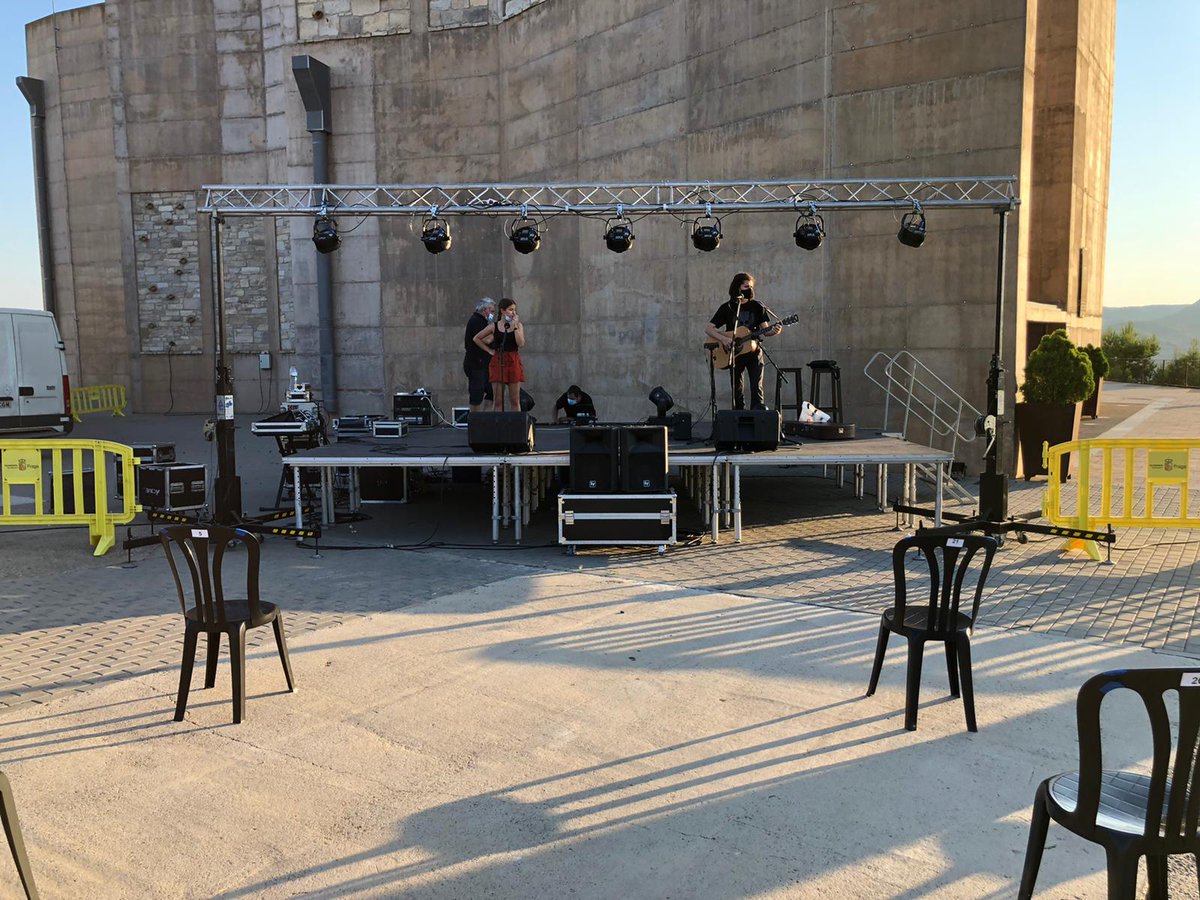 GrupoWeAre's tweet photo. Segundo fin de semana consecutivo encargándonos de la #ProduccionIntegral de los conciertos del ESTIUFEST organizado por Peña Fragatina.🙌💪¿Mola el juego de luces sobre el Castillo, eh?
¡Y mucho ojo al bolo🔝🔝🔝que se marcaron Judith y Tomeu! ¡La gente se lo paso genial! https://t.co/OhUKezDSR5