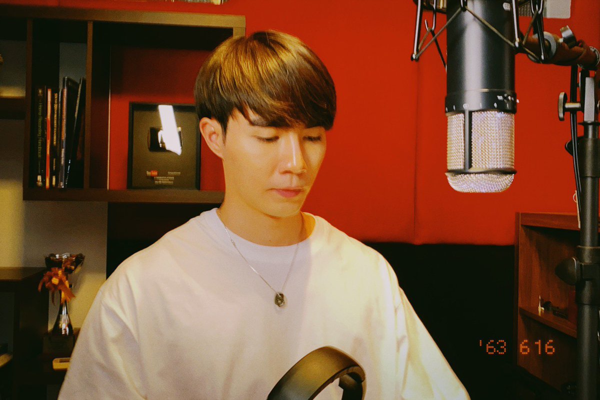 zee_pruk's tweet photo. ตื่นเต้น cover จริงๆจังๆเพลงแรกในชีวิต นิโคตินเป็นเพลงที่ผมชอบมากอีกหนึ่งเพลง ความหมาย ความรู้สึก บีทเพลง ที่ผมจะนำเสนอนี่ อยากให้ลองฟังกันดูคับว่าจะรู้สึกยังไงบ้าง ..อีกไม่ถึงครึ่งชั่วโมงแล้ว ฝากด้วยจ้ะ #นิโคตินbyZeePruk https://t.co/iJe2EAzuyP