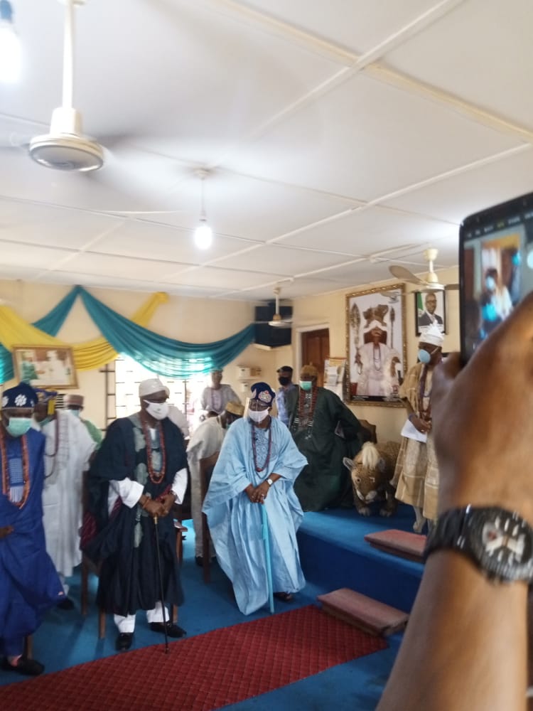 @GovernorObaseki has just arrived Edo North and has begun his meeting with the traditional rulers. The welcome alone shows that Edo North is with Gov Obaseki.

#Obaseki4Edo2020
#ForwardEverBackwardNever
#LetsGOFurtherTogether
#BeliversOfObaseki