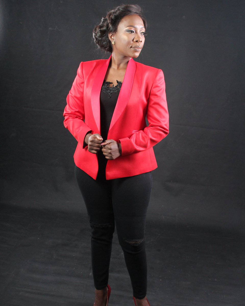 tumi_b_uncapped's tweet photo. But one thing I do: Forgetting what is behind and straining toward what is ahead, I press on toward the goal to win the prize for which God has called me heavenward in Christ Jesus. - Philippians 3:13-14

#fulufhelolanga #newsingleloading https://t.co/F7Y78a2Y2j