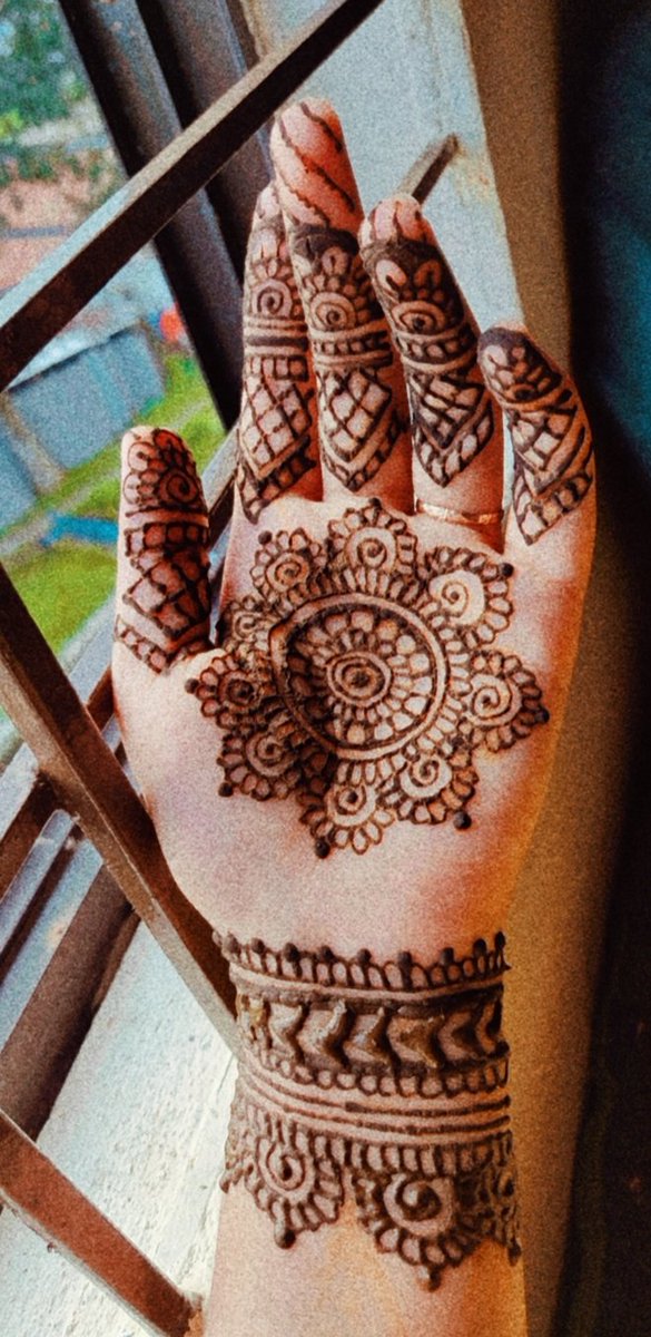 TarinZerin's tweet photo. Eid vibes!  
#Eid #EidMubarak Eid-Al-Adha Mubarak #henna #hennaartist Happy Eid #EidAlAdha #hennadesign https://t.co/p4bkNKDkqa