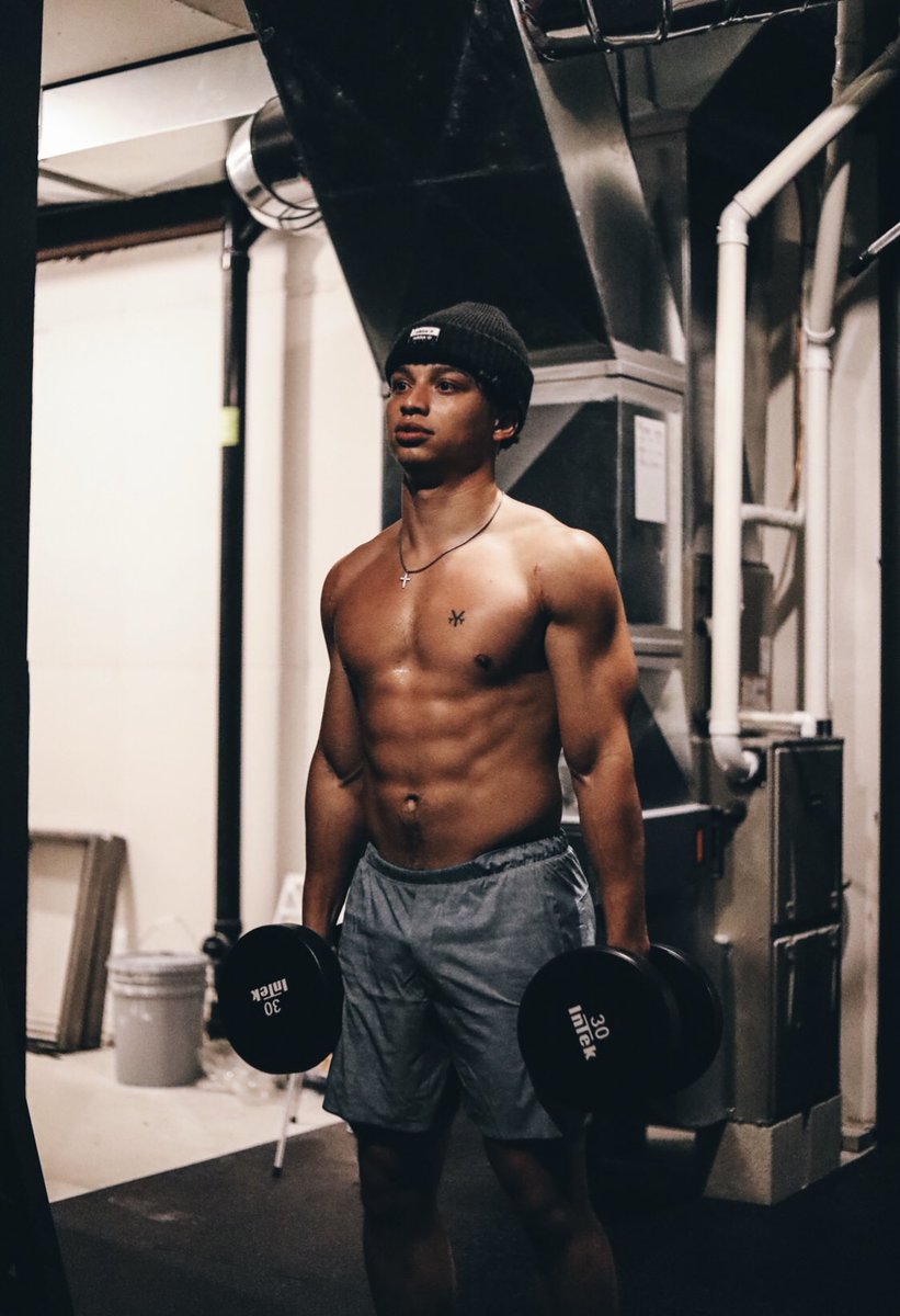 roblorenzo15's tweet photo. So often I get wrapped up in content distribution and hitting my next goal. @MylesLGarrett and Jeremy hit me w/ a “you want to come get a workout in?” and it was game over. It doesn’t feel like the regular season yet, but go out and continue to go after everything you deserve G. https://t.co/t13acjXkgu