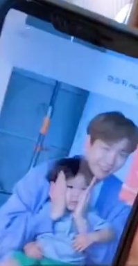ibaekrauhls's tweet photo. #BAEKHYUN today filming for TIRTIR from Lulu's live. He was playing with TIRTIR CEO's son ㅠㅠㅠㅠㅠㅠㅠㅠㅠㅠㅠㅠㅠㅠㅠㅠㅠㅠㅠㅠㅠㅠ look at B squishing his cheeks https://t.co/6VarlHXntC