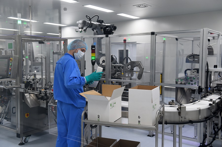 arabnews's tweet photo. #Russia said it aims to launch mass production of a #coronavirus vaccine next month and turn out “several million” doses per month by next year https://t.co/PNvIHCxVFL https://t.co/zgjX6j9Q7y
